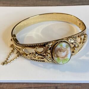 0013 Vintage 70s Hinged Gold Tone Bracelet w/Painted Porcelain Rose EUC